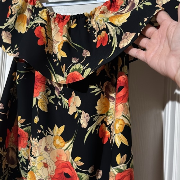 Santuary over the shoulder floral top size Large - Picture 2 of 6